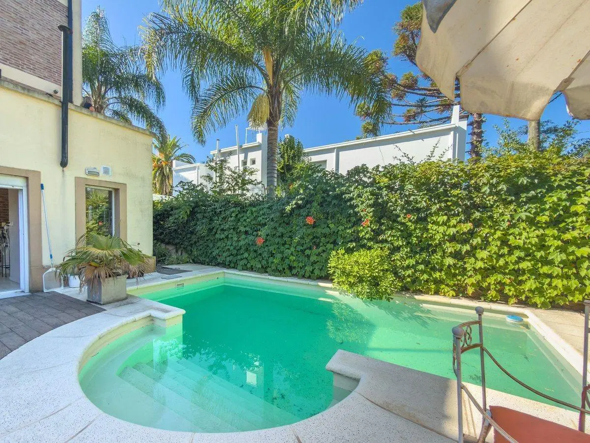 CASA EN VENTA GONNET 3 DORMITORIOS APTA BANCO 8