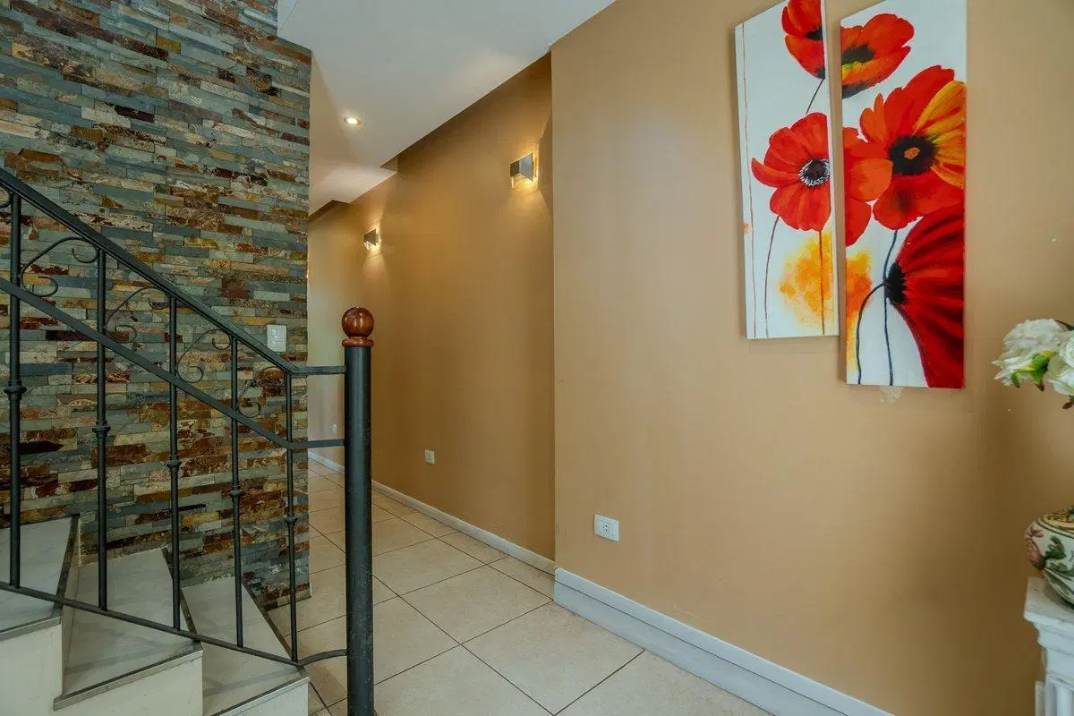 CASA EN VENTA GONNET 3 DORMITORIOS APTA BANCO 4