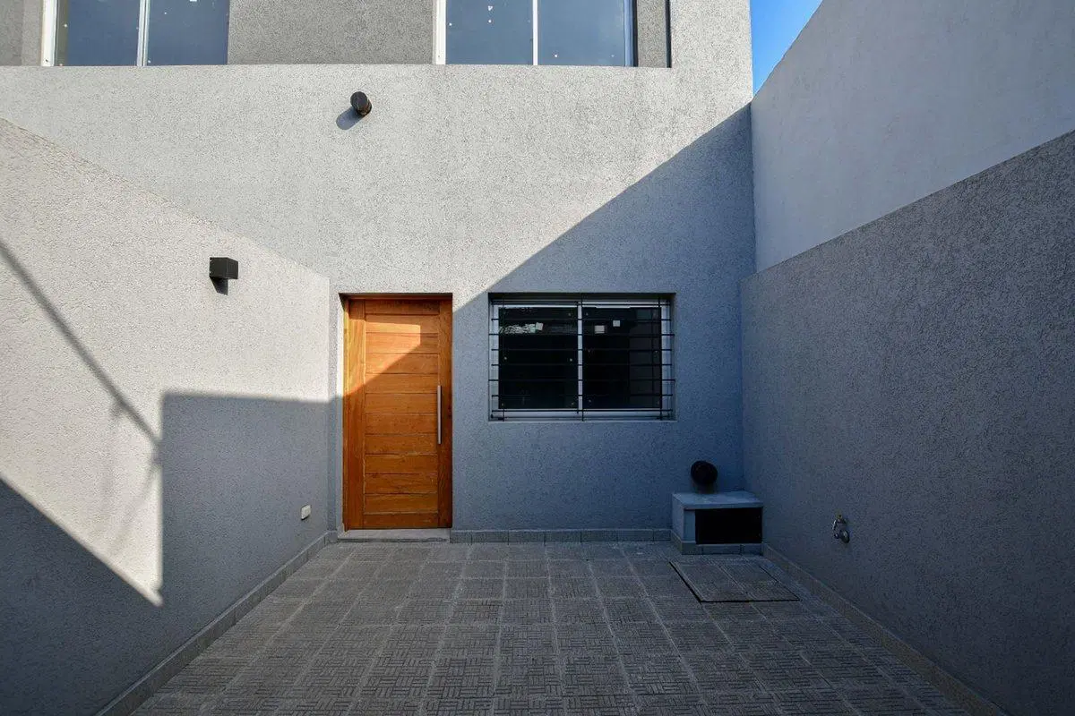 DUPLEX EN VENTA LA PLATA 2 DORMITORIOS COCHERA 4