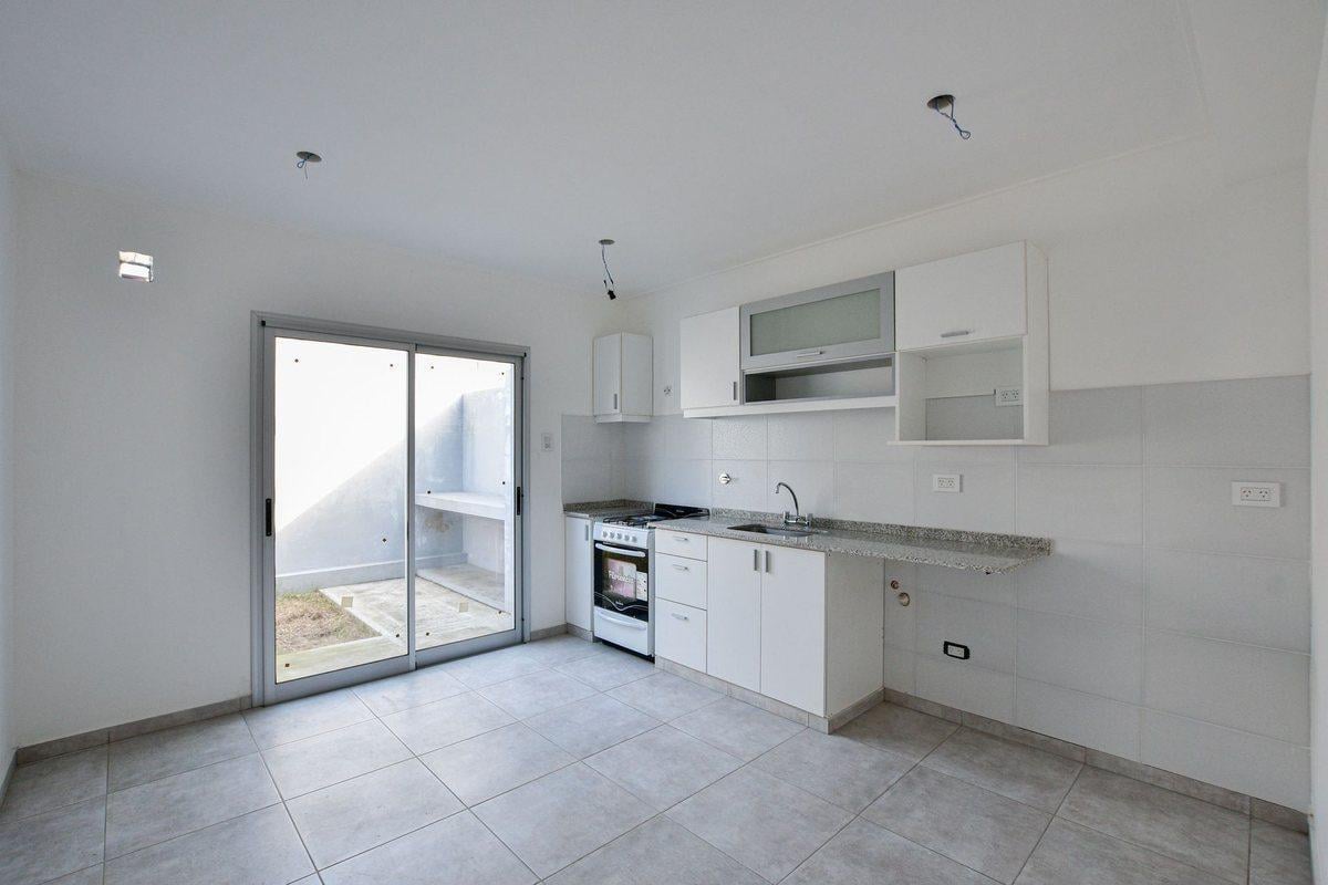 DUPLEX EN VENTA LA PLATA 2 DORMITORIOS COCHERA