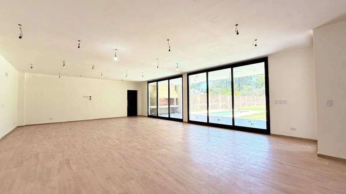 CASA EN VENTA LA REJA 4 HABITACIONES PILETA 5