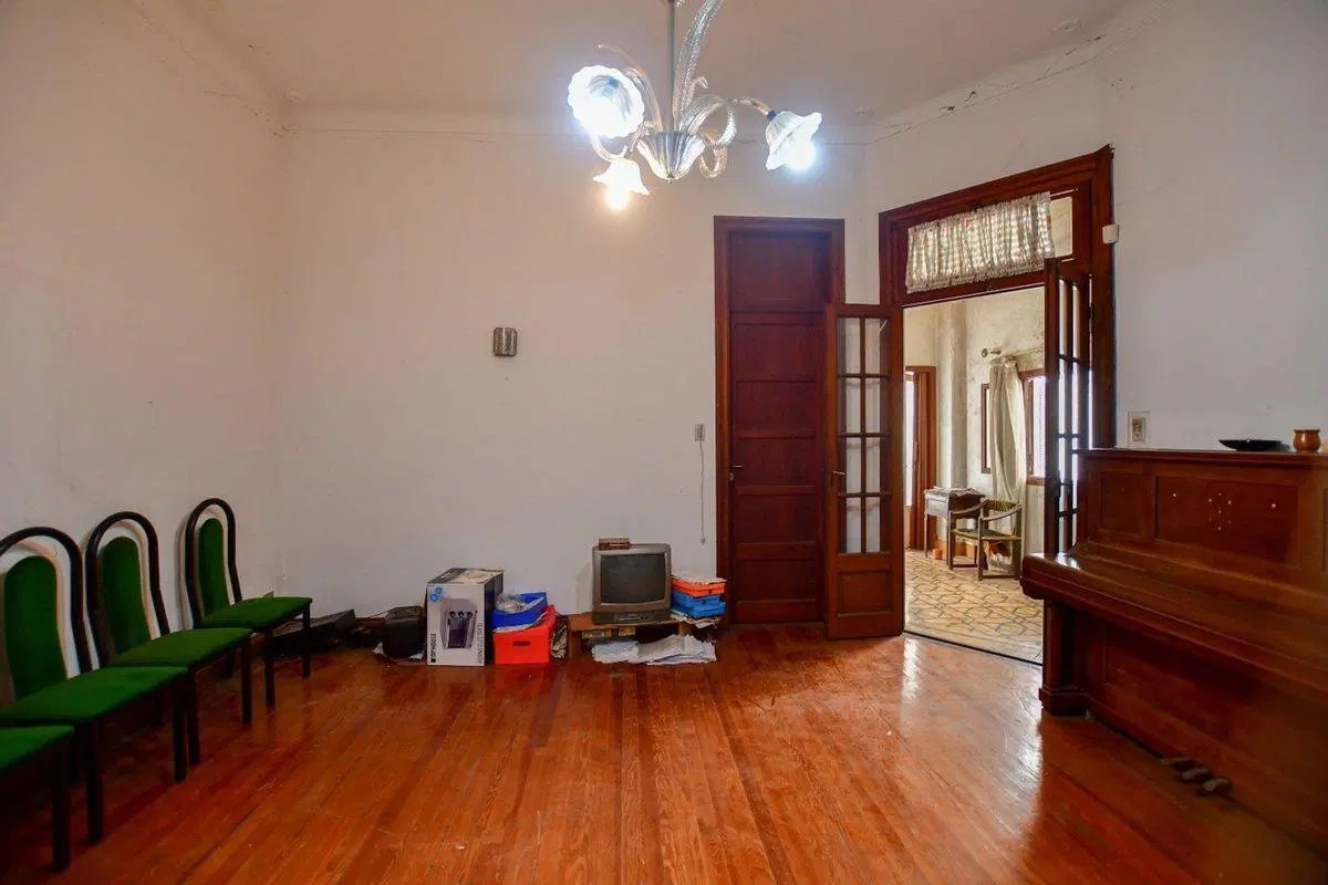 CASA LOTE EN VENTA LA PLATA A RECICLAR TERRENO 4