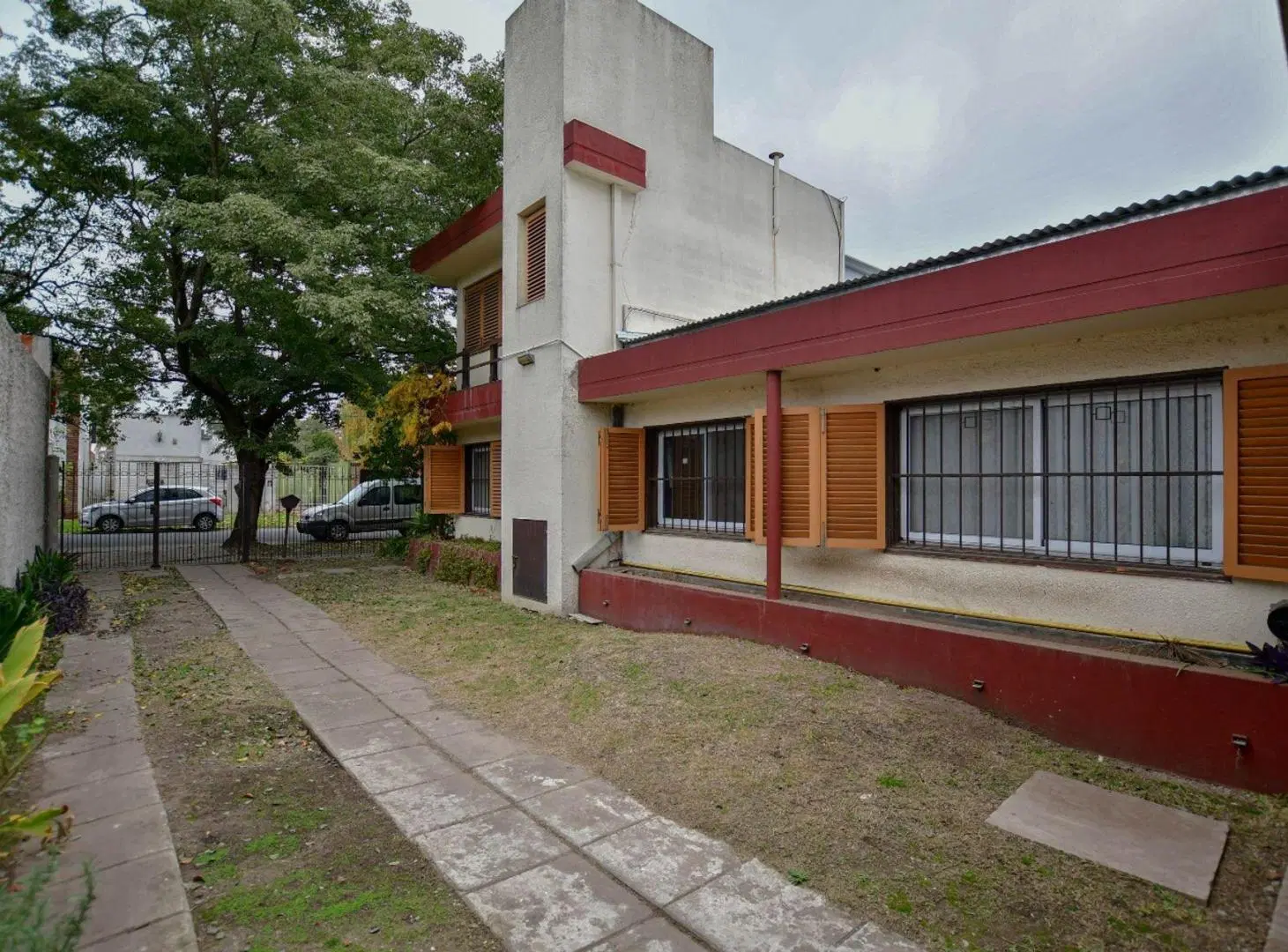 CASA VENTA LA PLATA 3 DORMITORIOS PARQUE COCHERA 2