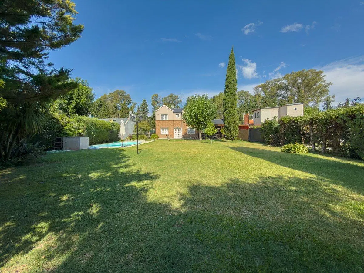 CASA VENTA GONNET 3 DORMITORIOS PARQUE APTO BANCO 4