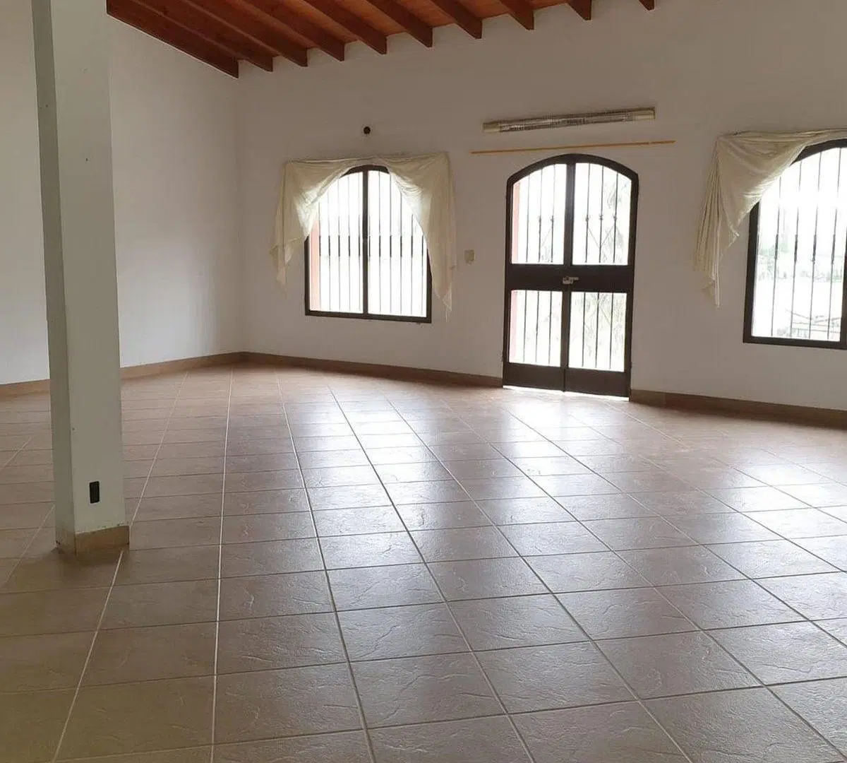 CASA EN VENTA  + 2 LOCALES LA PLATA APTO BANCO 2