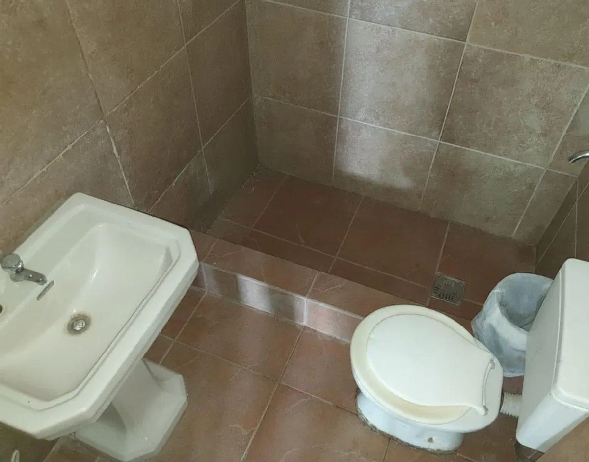 CASA EN VENTA  + 2 LOCALES LA PLATA APTO BANCO 4