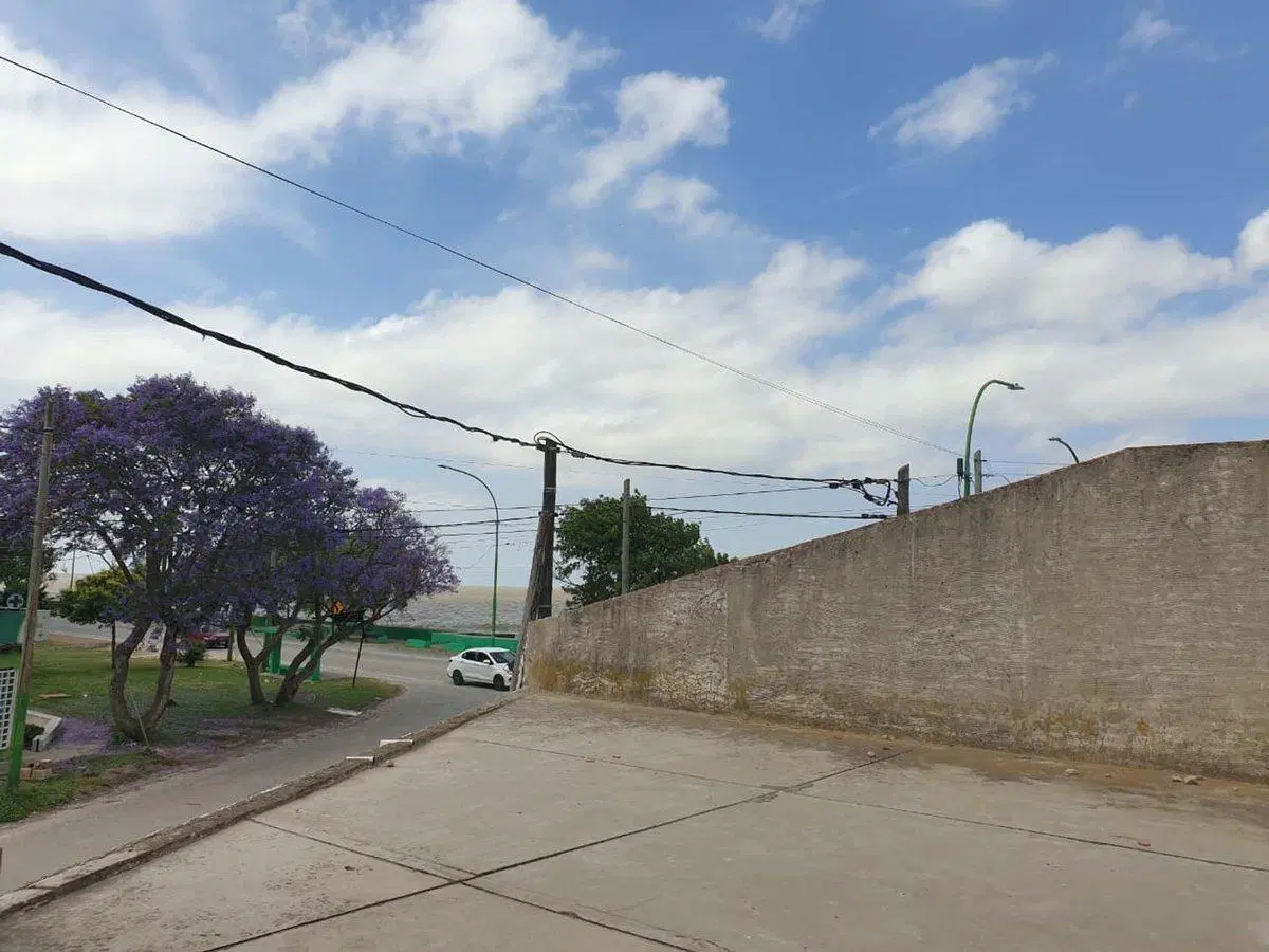 CASA EN VENTA  + 2 LOCALES LA PLATA APTO BANCO 3
