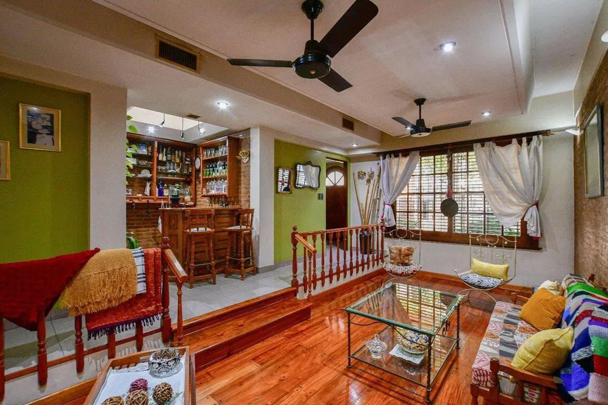 CASA EN VENTA LA PLATA 4 DORMITORIOS 3