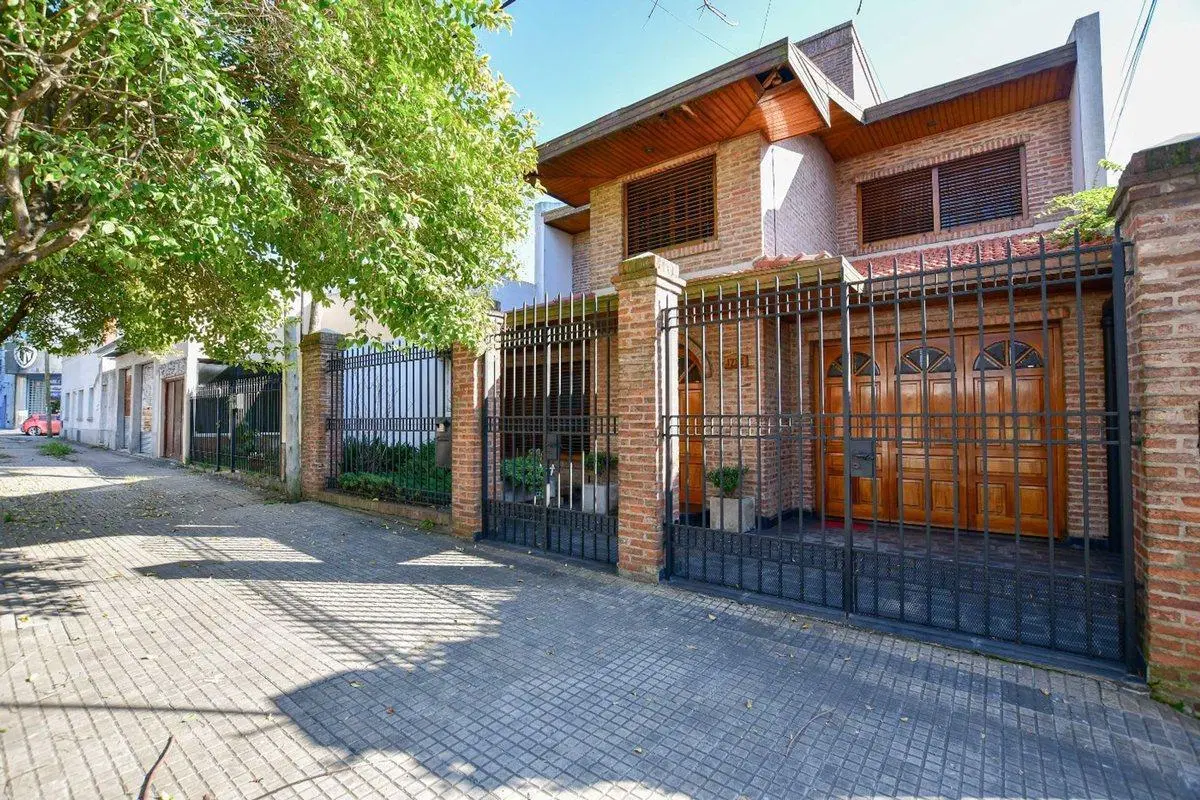 CASA EN VENTA LA PLATA 4 DORMITORIOS 5