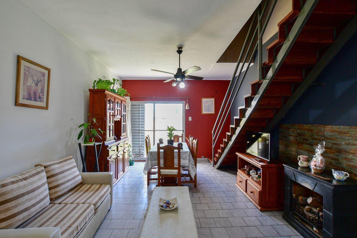 CASA VENTA LA PLATA 4 DORMITORIOS COCHERA JARDIN