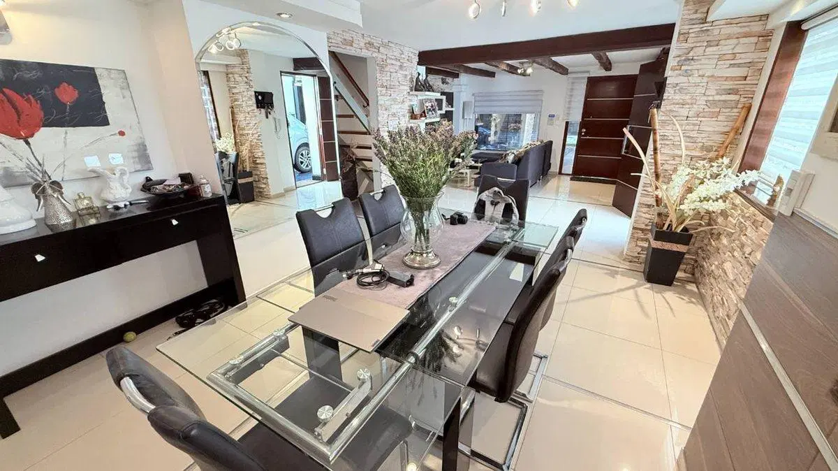 CASA EN VENTA LA PLATA 3 DORMITORIOS COCHERA 4