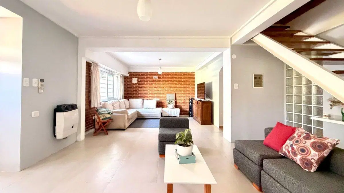 CASA EN VENTA CITY BELL - 4 DORMITORIOS. 2