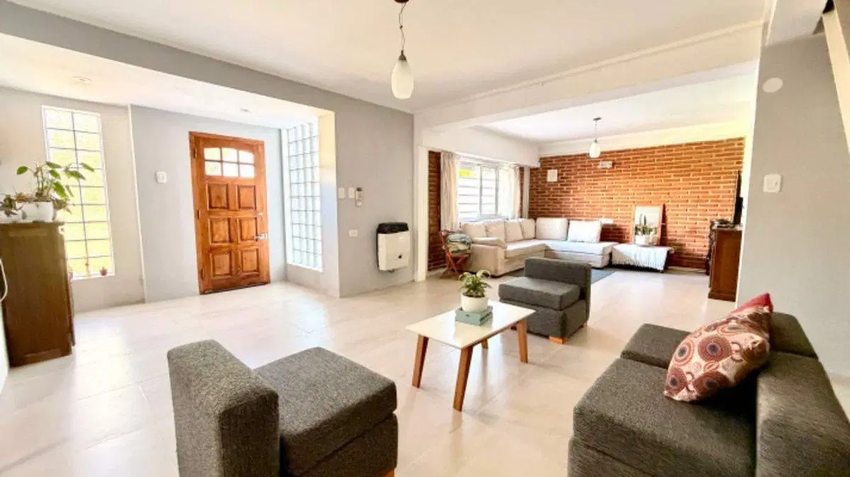 CASA EN VENTA CITY BELL - 4 DORMITORIOS. 5