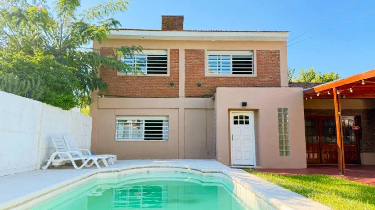 CASA EN VENTA CITY BELL - 4 DORMITORIOS. 3