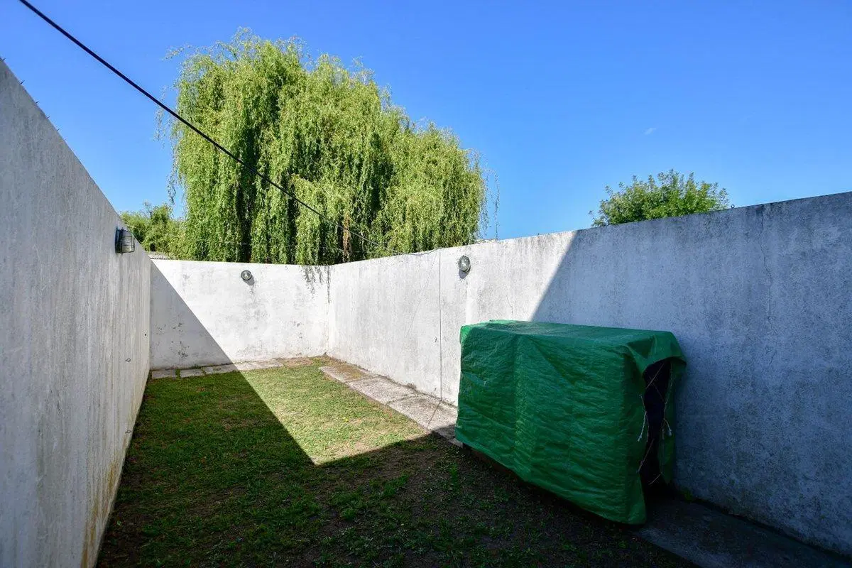 DUPLEX EN VENTA BERISSO 2 DORMITORIOS COCHERA 3