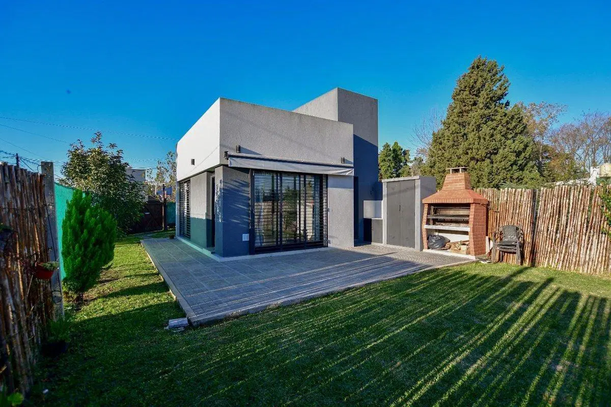 CASA EN VENTA SICARDI CON PILETA 3