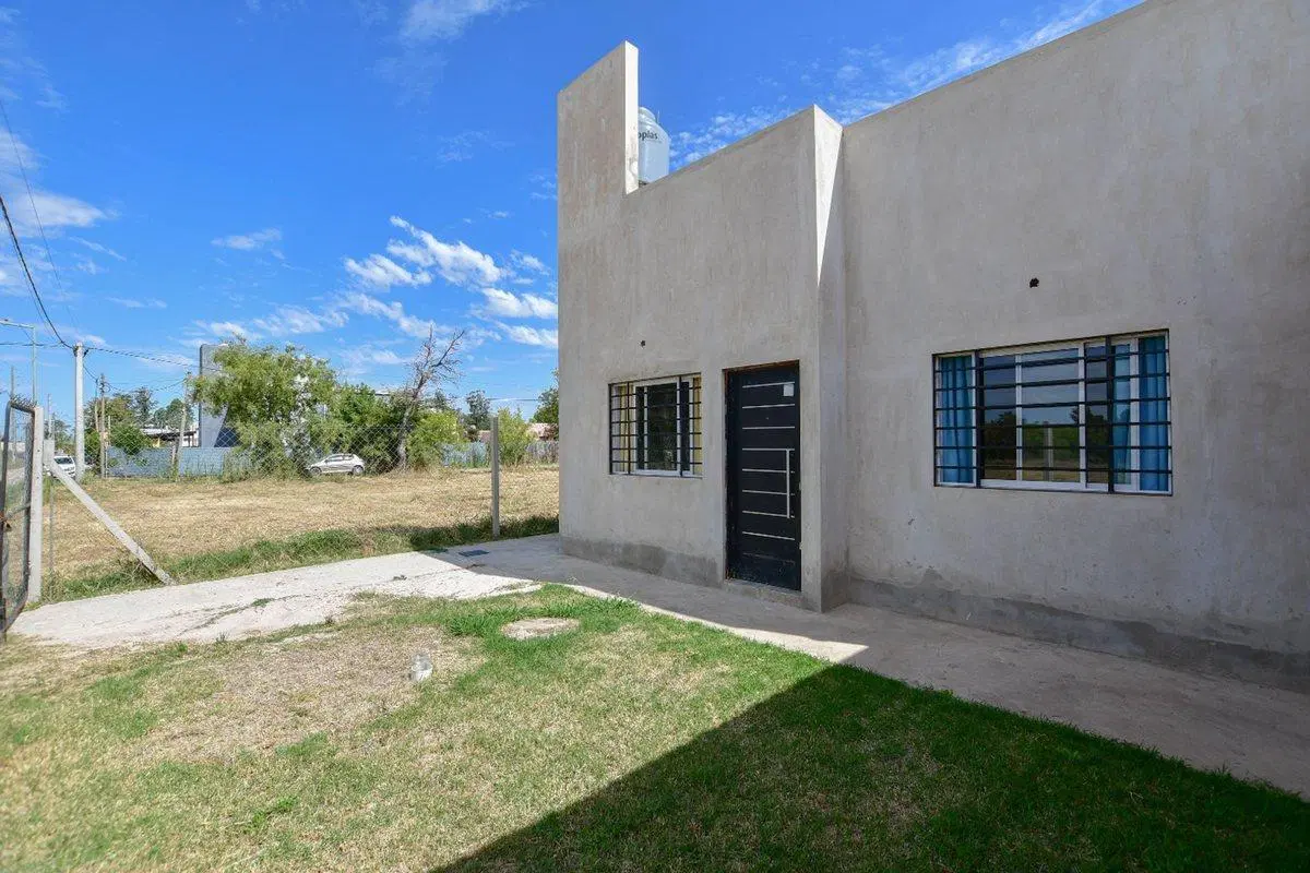 CASA EN VENTA EN PARQUE SICARDI 2 DORMITORIOS 2