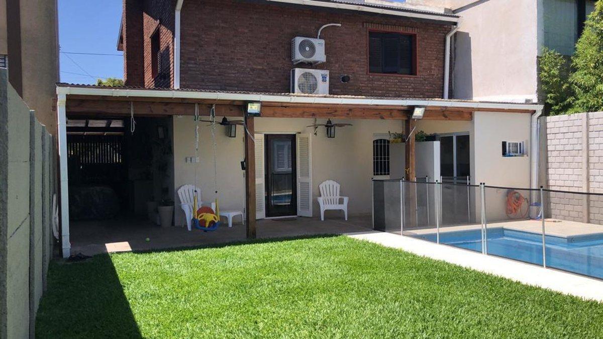 CASA EN VENTA GONNET 3 DORMITORIOS Y PILETA