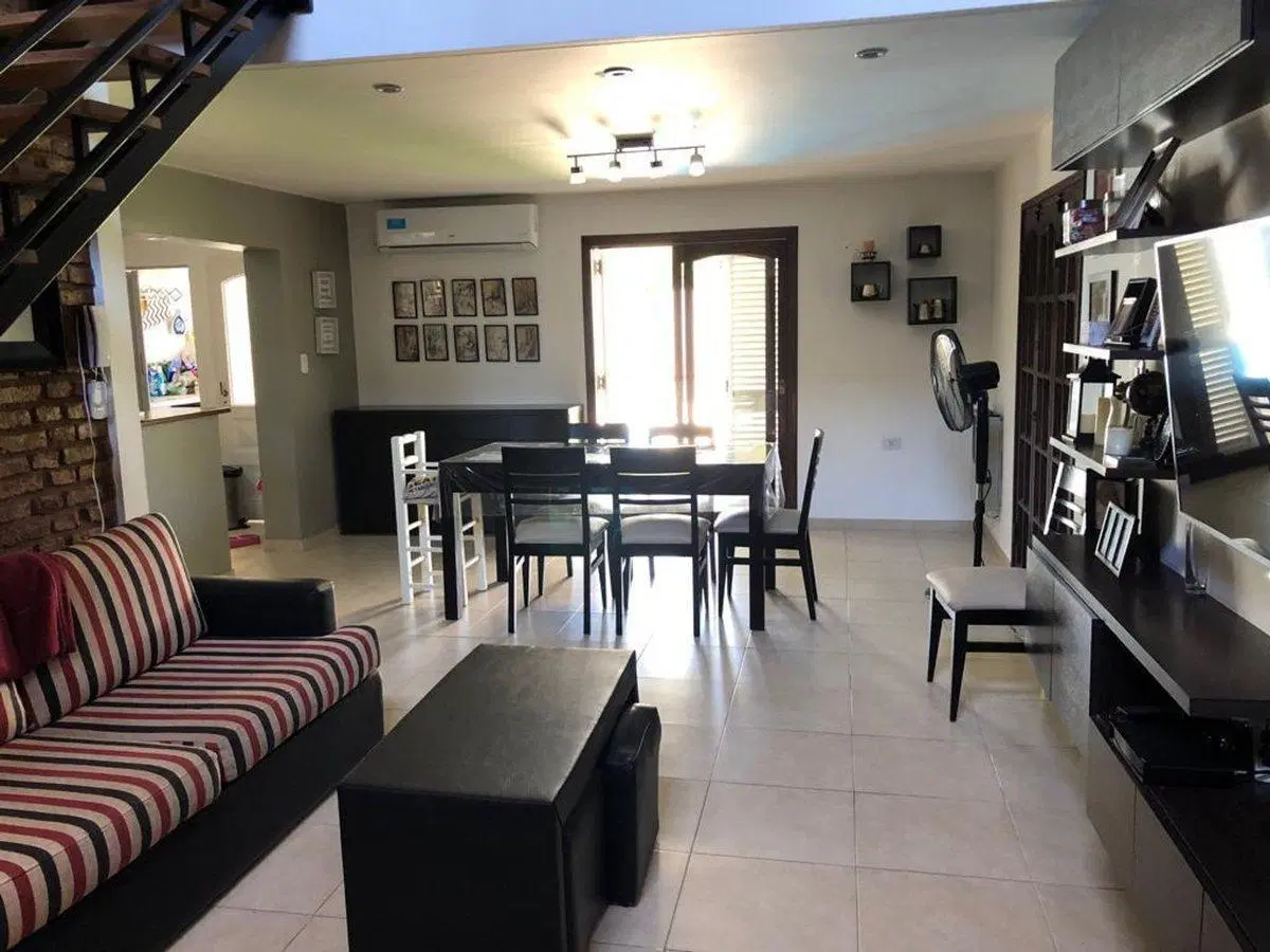 CASA EN VENTA GONNET 3 DORMITORIOS Y PILETA 5