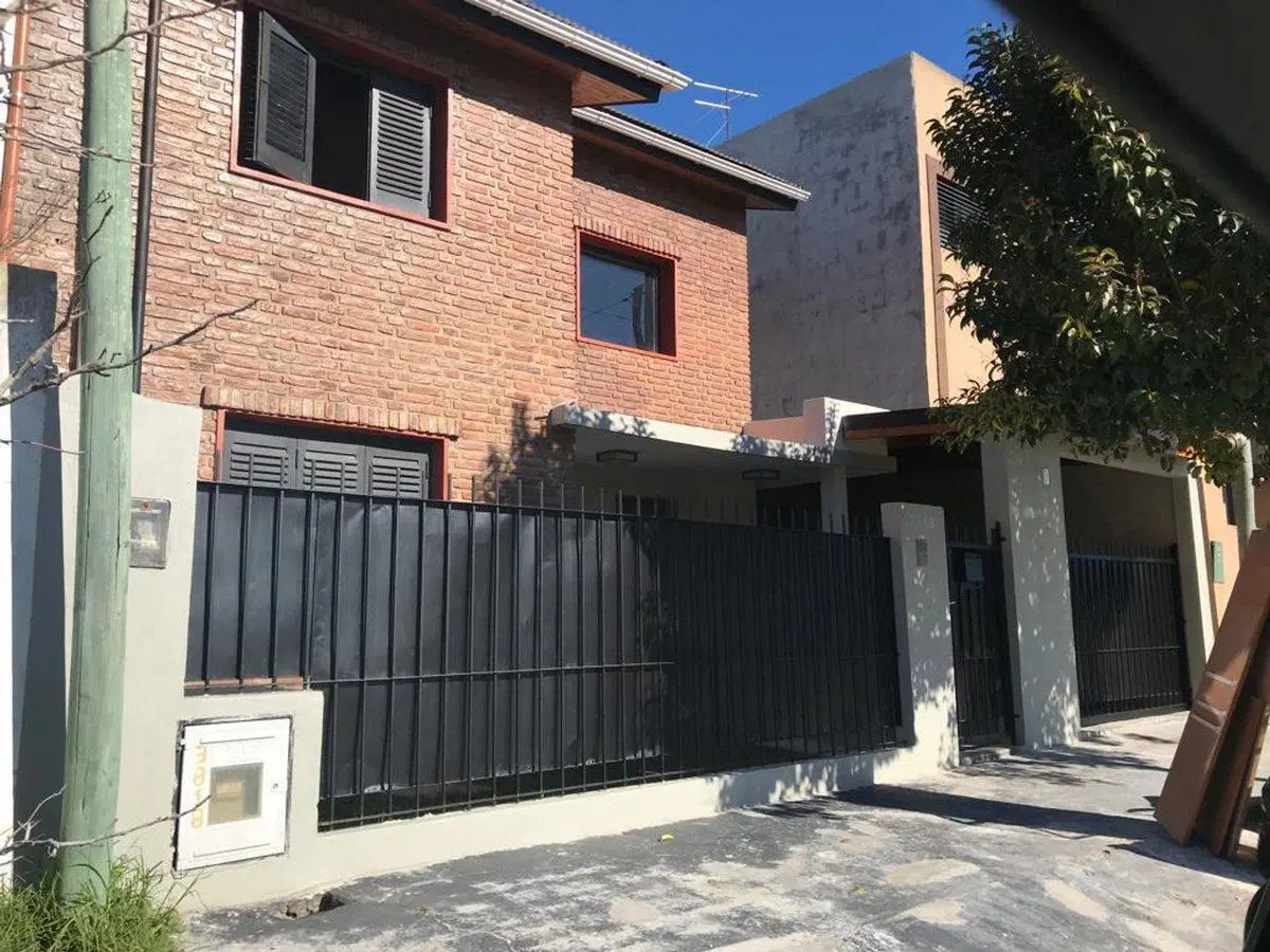 CASA EN VENTA GONNET 3 DORMITORIOS Y PILETA 3
