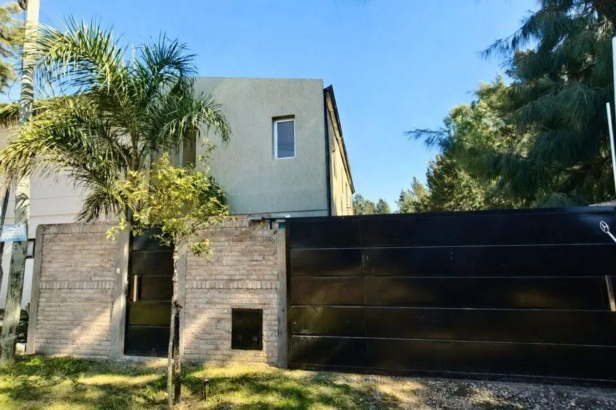 CASA EN VENTA PARQUE SICARDI 4 DORMITORIOS 2