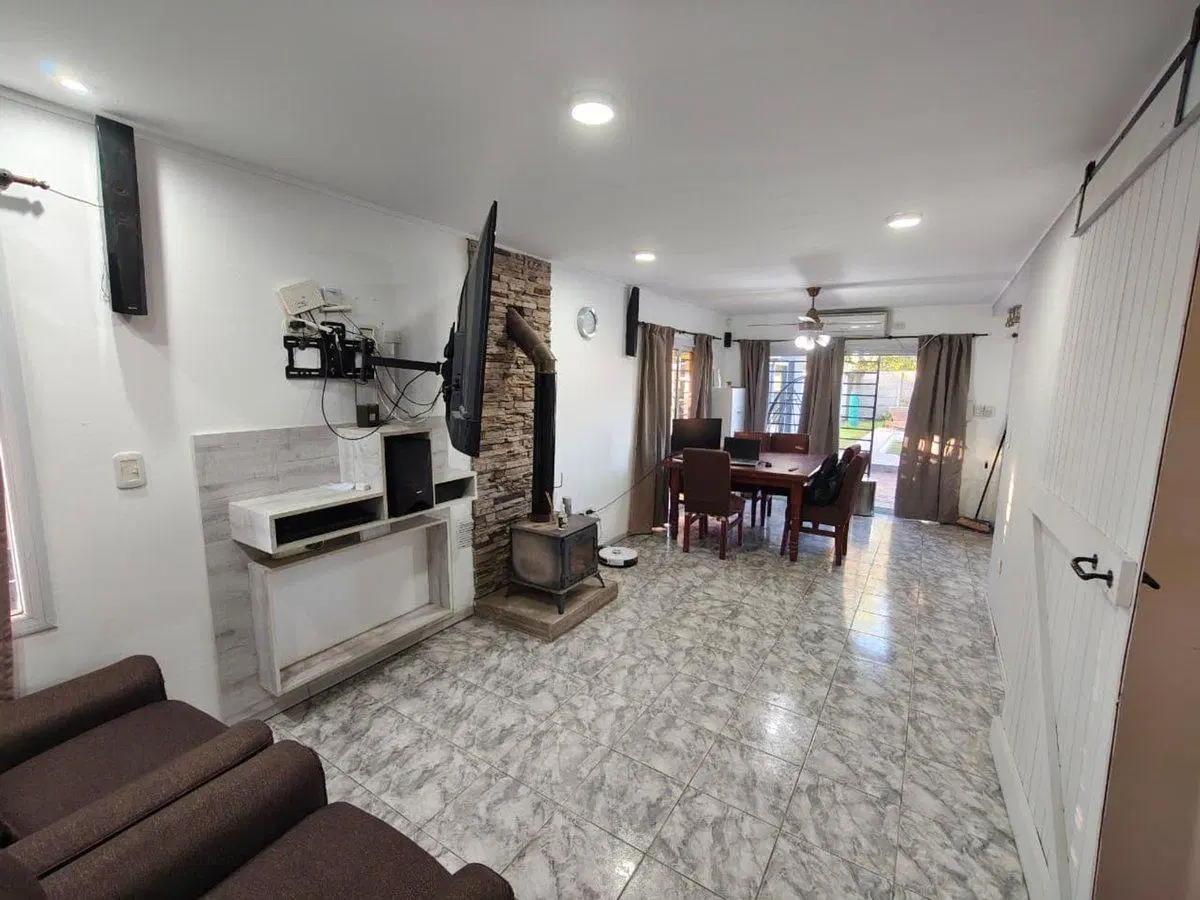 CASA EN VENTA SICARDI 2 DORMITORIOS PILETA 3