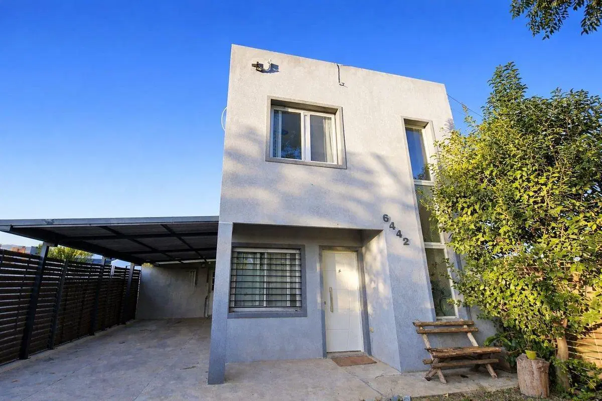 CASA EN VENTA SICARDI 2 DORMITORIOS PILETA 2