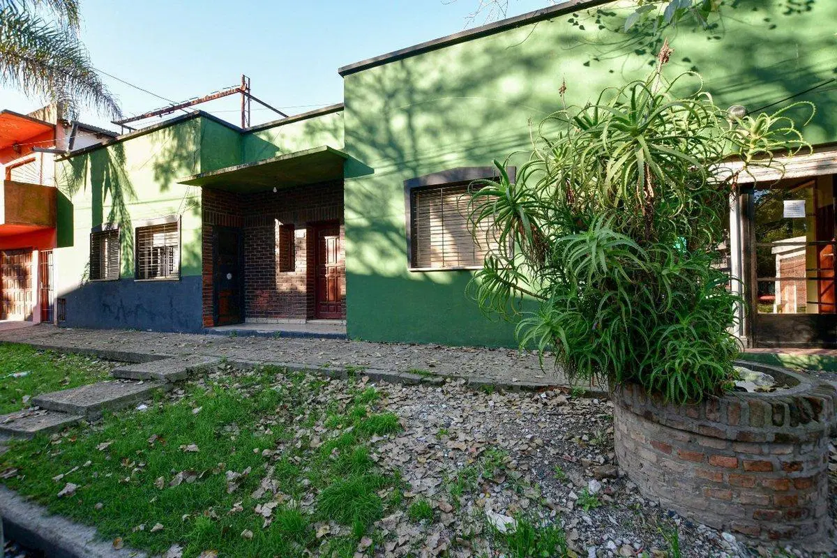 CASA MAS CONSULTORIOS EN FLORENCIO VARELA. PERMUTA 2