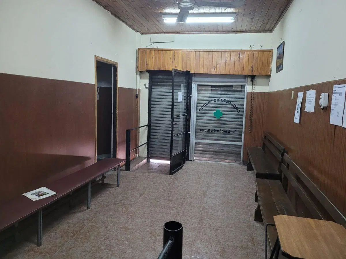 CASA MAS CONSULTORIOS EN FLORENCIO VARELA. PERMUTA 5