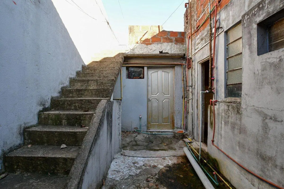 CASA MAS CONSULTORIOS EN FLORENCIO VARELA. PERMUTA 4