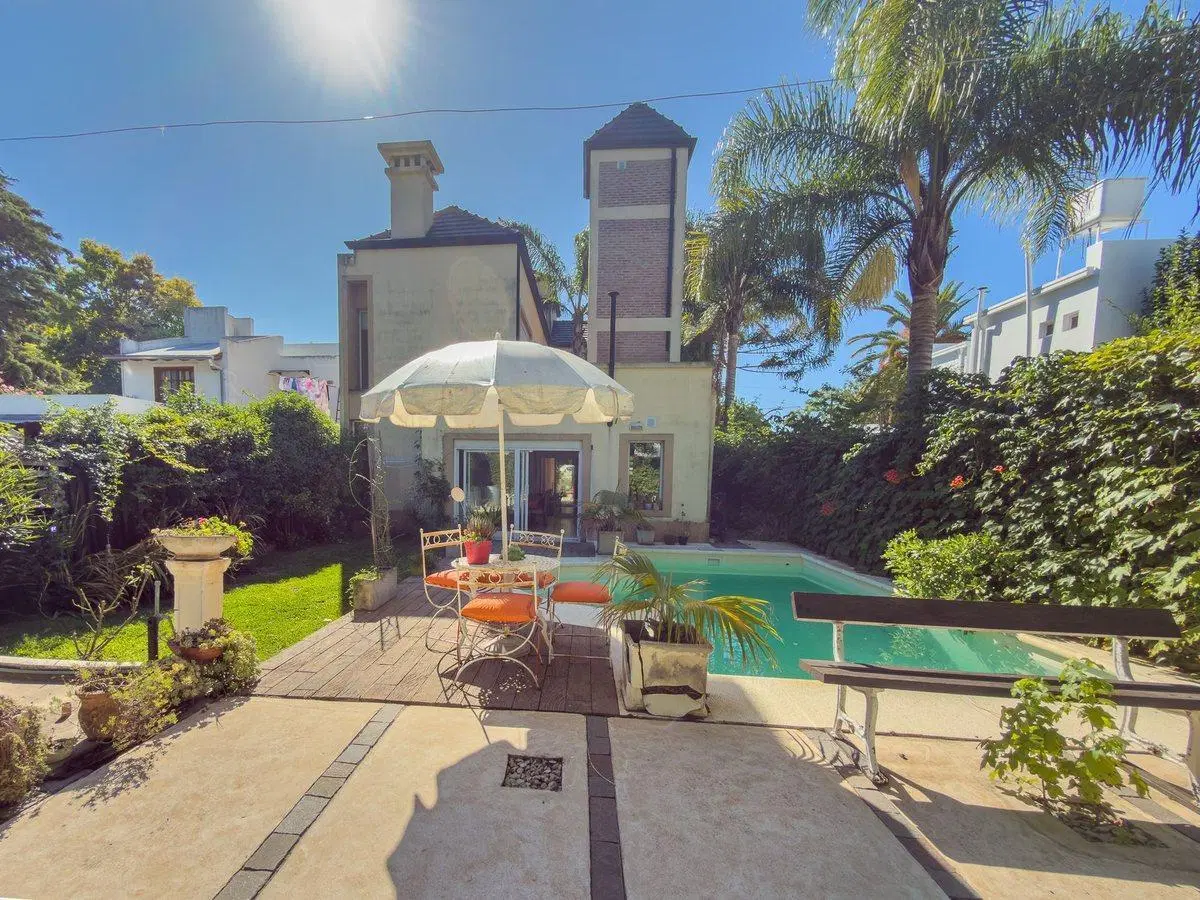 CASA EN VENTA GONNET 3 DORMITORIOS APTA BANCO 2