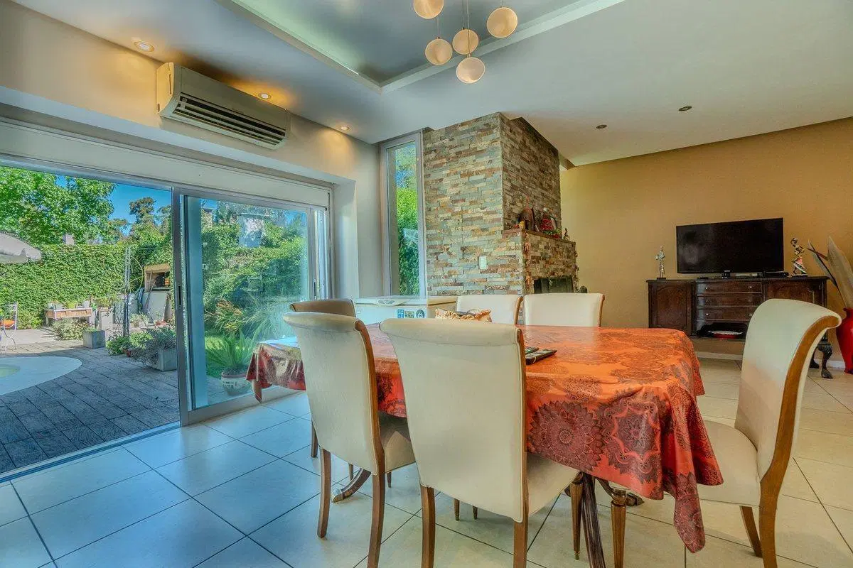 CASA EN VENTA GONNET 3 DORMITORIOS APTA BANCO 5