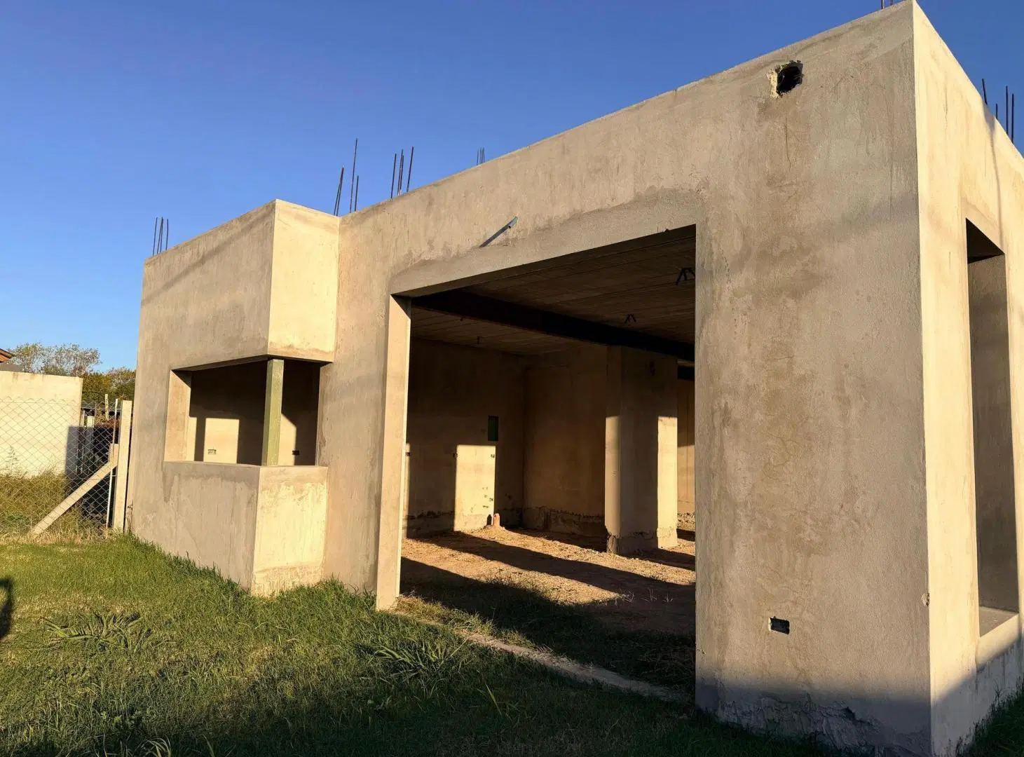 LOTE CON CASA A TERMINAR EN VENTA CITY BELL 5