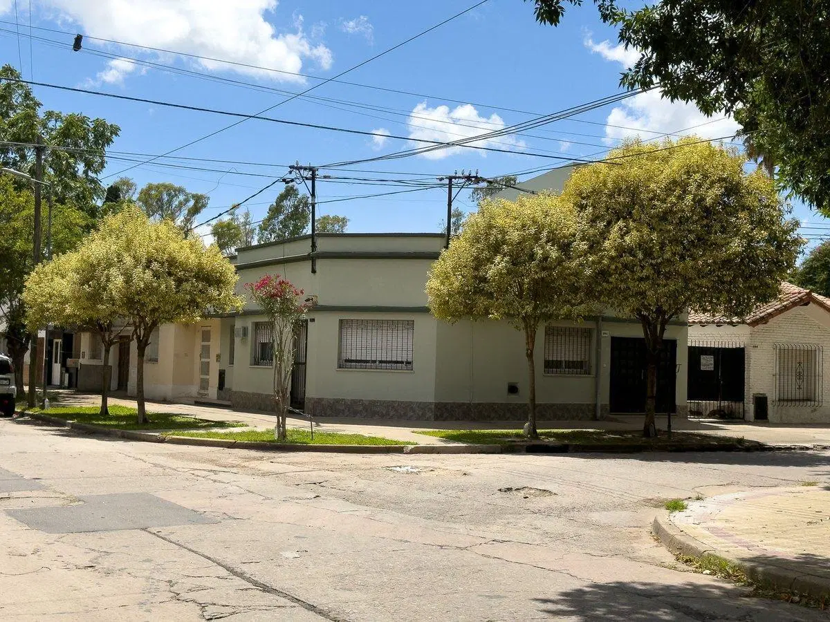 CASA EN VENTA LA PLATA 6 AMBIENTES 2