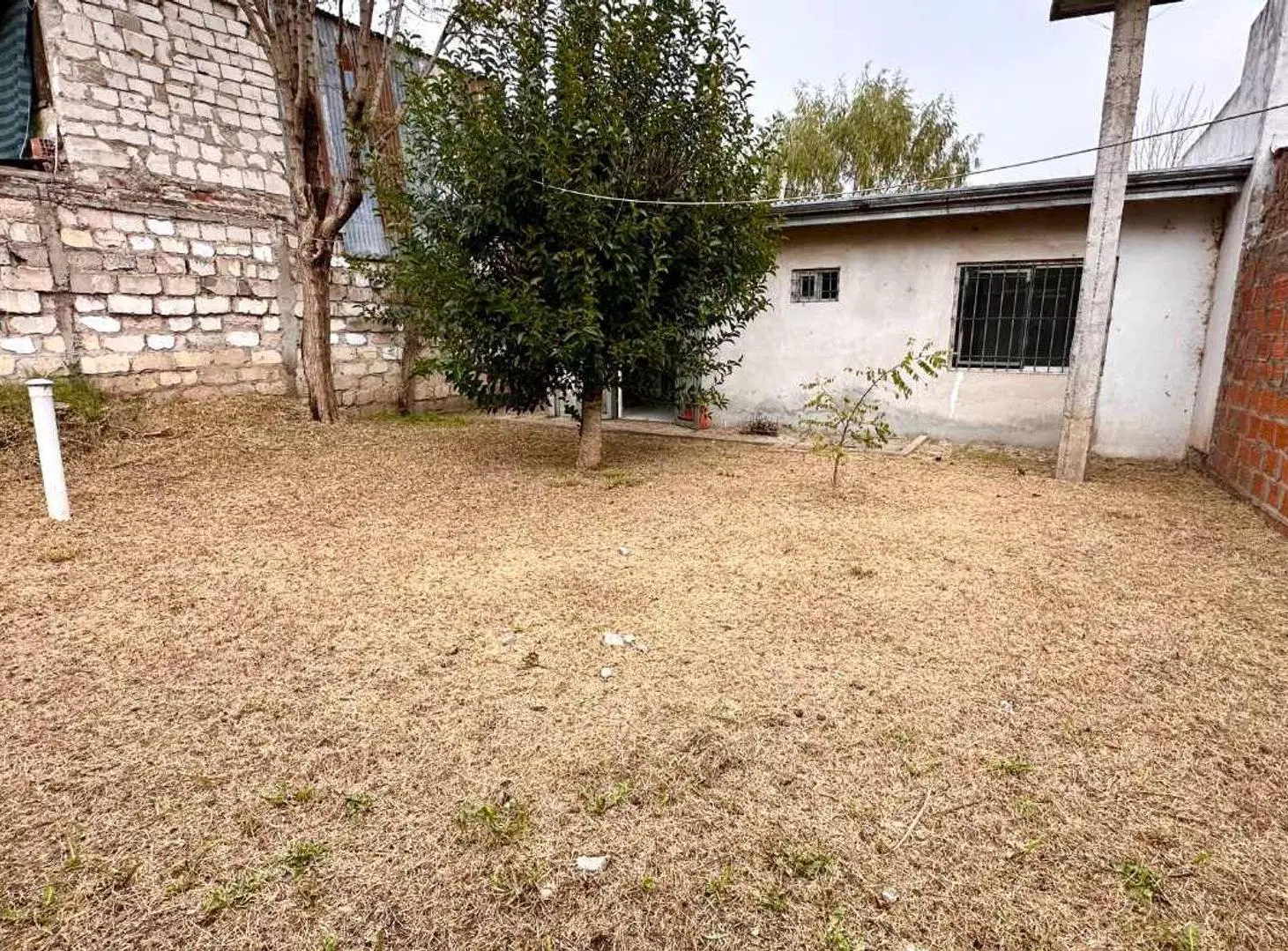CASA EN VENTA BARRIO AEROPUERTO 2 DORMITORIOS 5