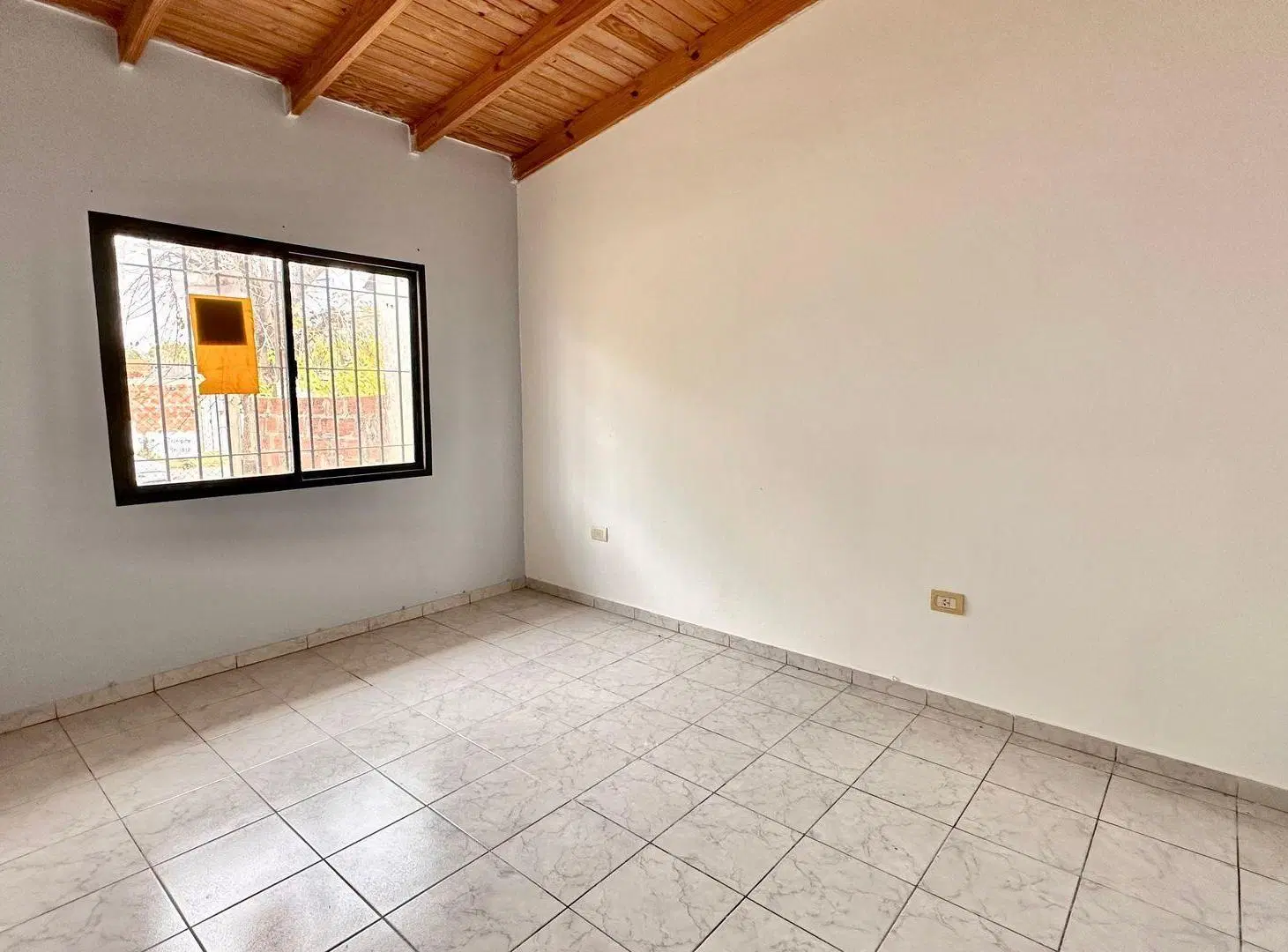 CASA EN VENTA BARRIO AEROPUERTO 2 DORMITORIOS 4