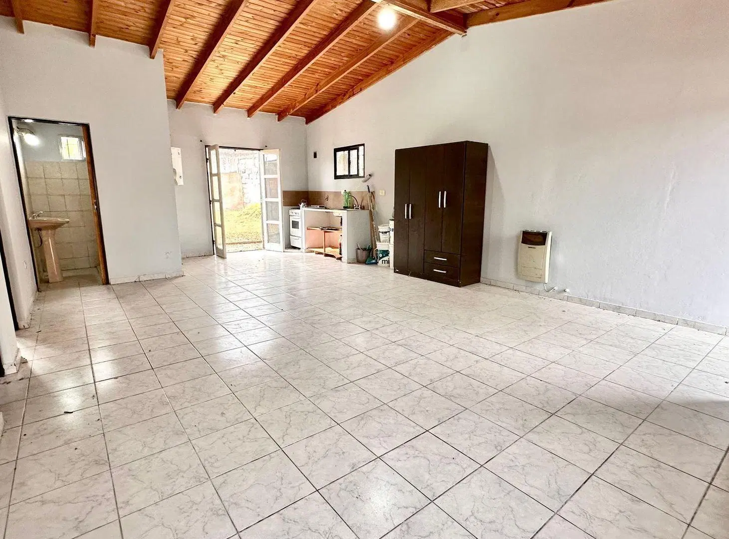 CASA EN VENTA BARRIO AEROPUERTO 2 DORMITORIOS 8