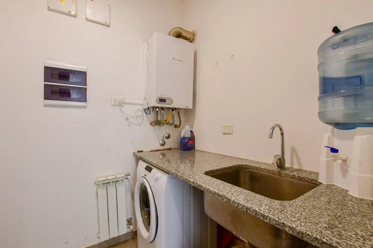 CASA EN VENTA AREA 60 3 DORMITORIOS FRENTE 8