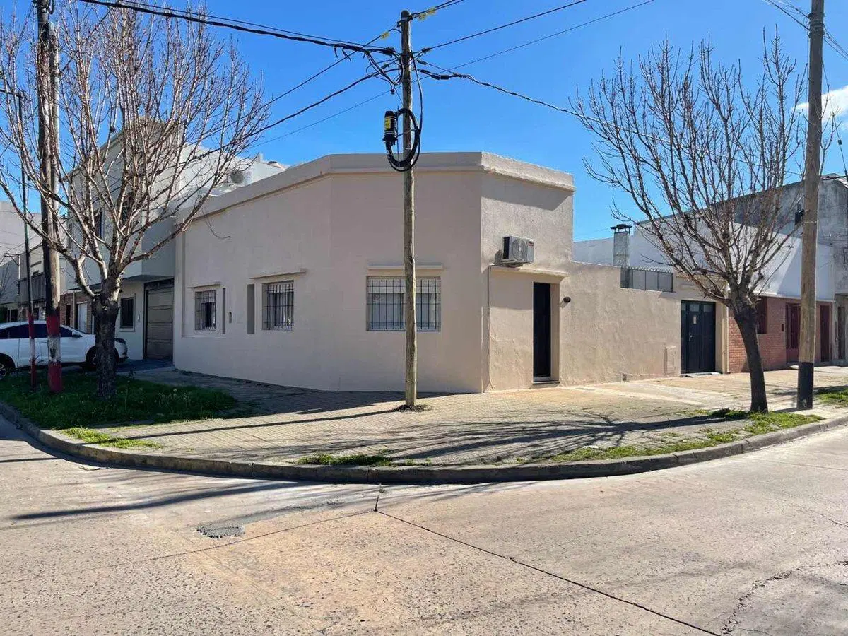 CASA EN VENTA EN LA LOMA LA PLATA 3 DORMITORIOS 5