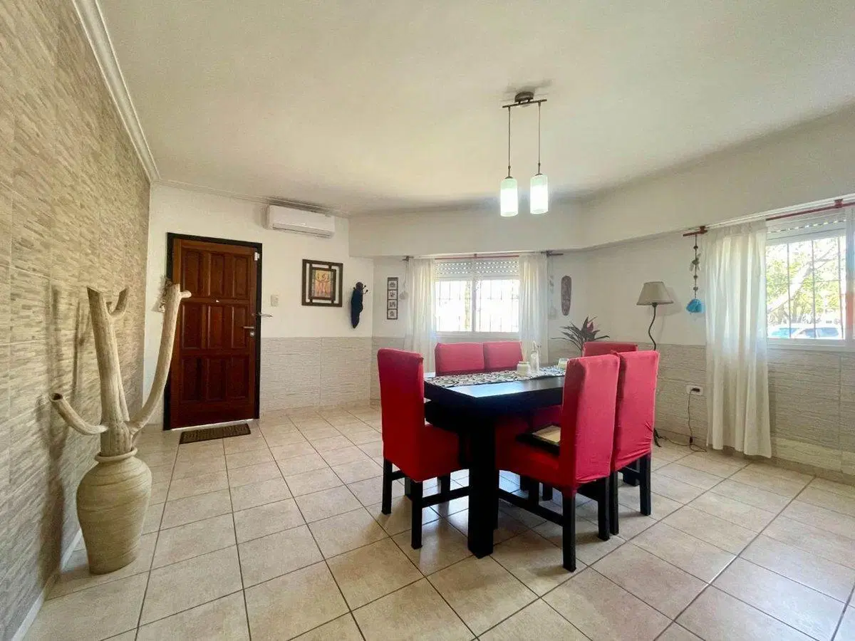 CASA EN VENTA EN LA LOMA LA PLATA 3 DORMITORIOS 8