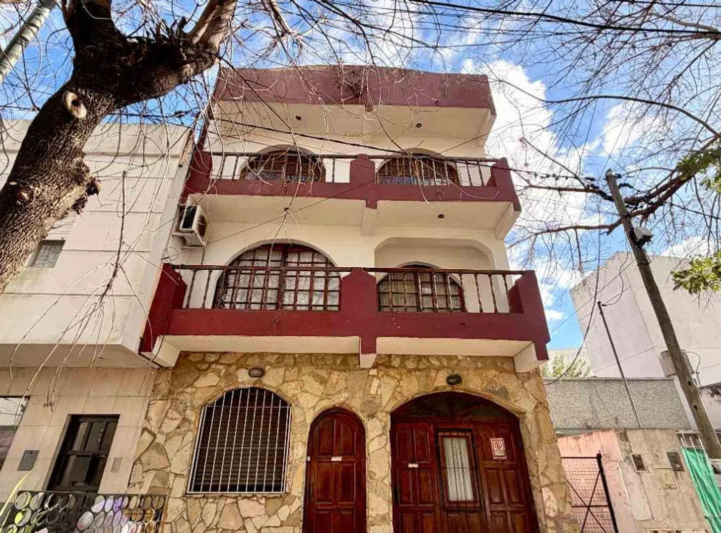 CASA EN VENTA LA PLATA TERRAZA PARRILLA COCHERA 8