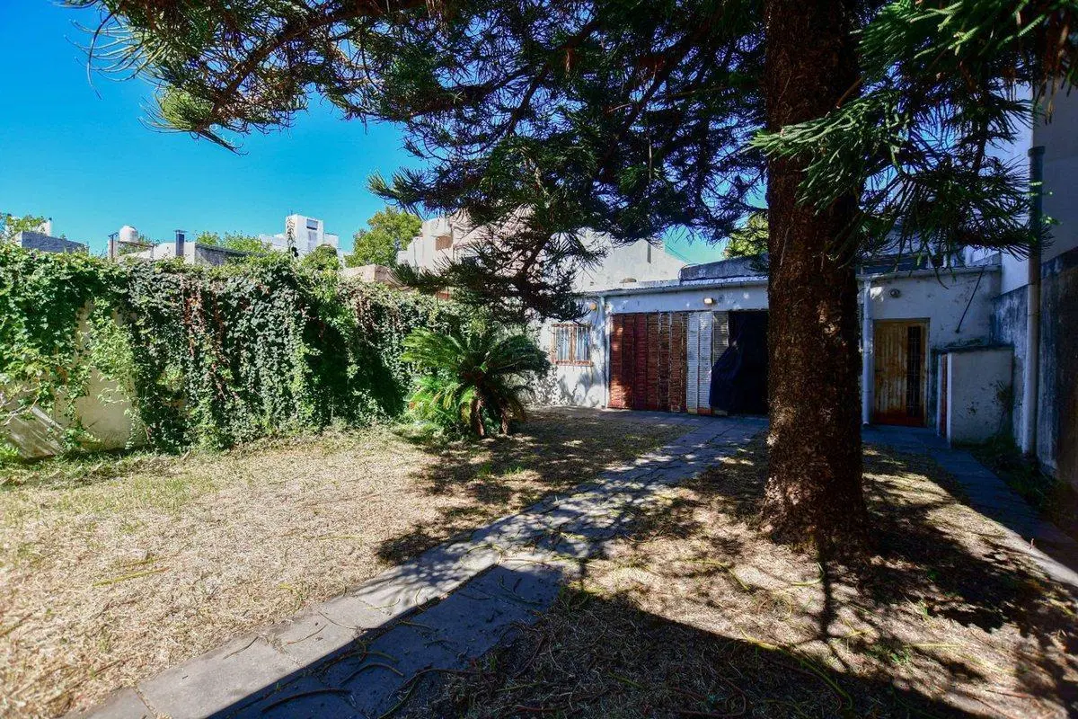 CASA LOTE EN VENTA LA PLATA A RECICLAR TERRENO 4