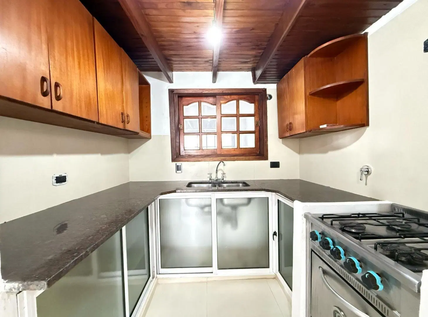 CASA TIPO DUPLEX EN VENTA LA PLATA REFACCIONADO 8