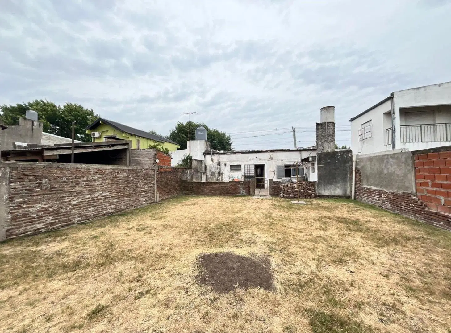 LOTE VENTA 10X26 CON CASA A REFACCIONAR LA PLATA 2