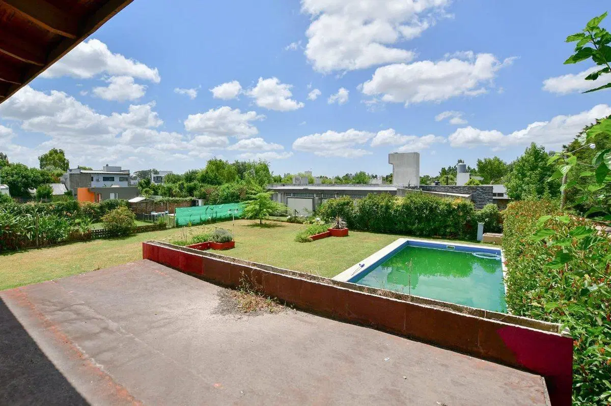 CASA CON PILETA MAS 3 LOTES EN VENTA  SICARDI 5