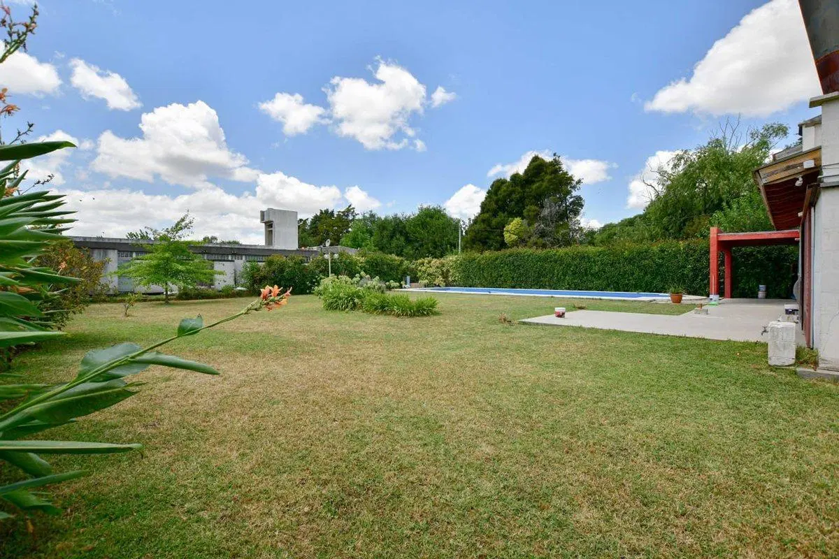 CASA CON PILETA MAS 3 LOTES EN VENTA  SICARDI 4