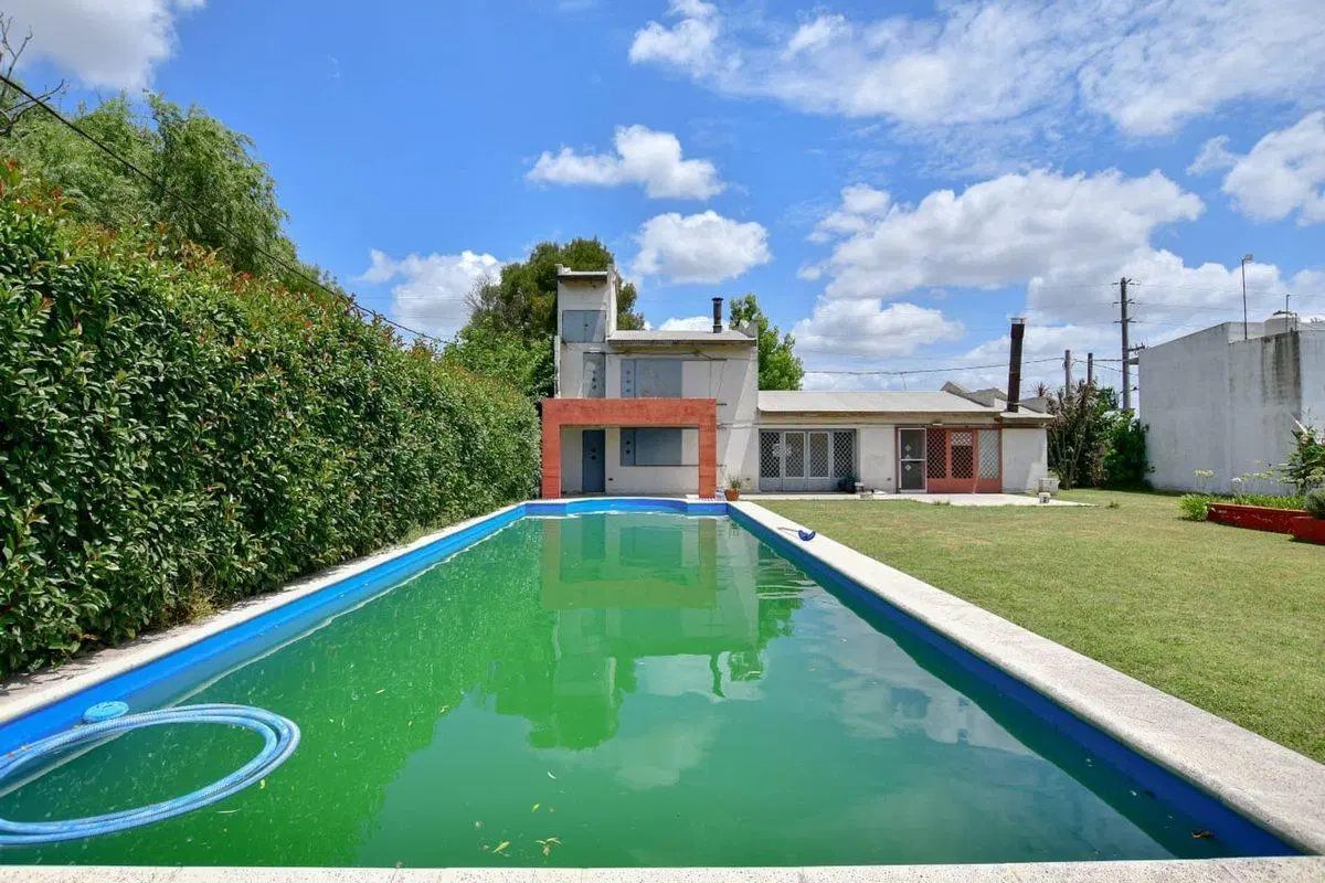 CASA CON PILETA MAS 3 LOTES EN VENTA  SICARDI 2