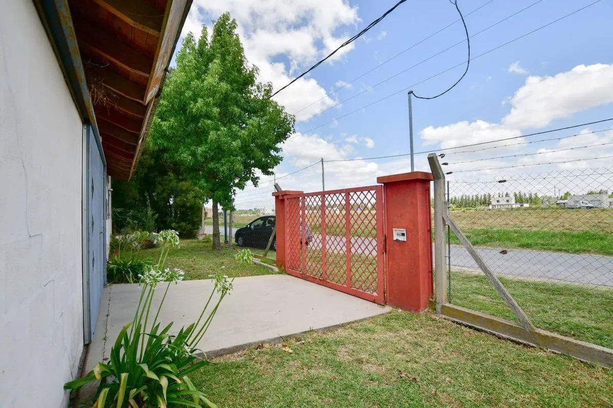 CASA CON PILETA MAS 3 LOTES EN VENTA  SICARDI 3