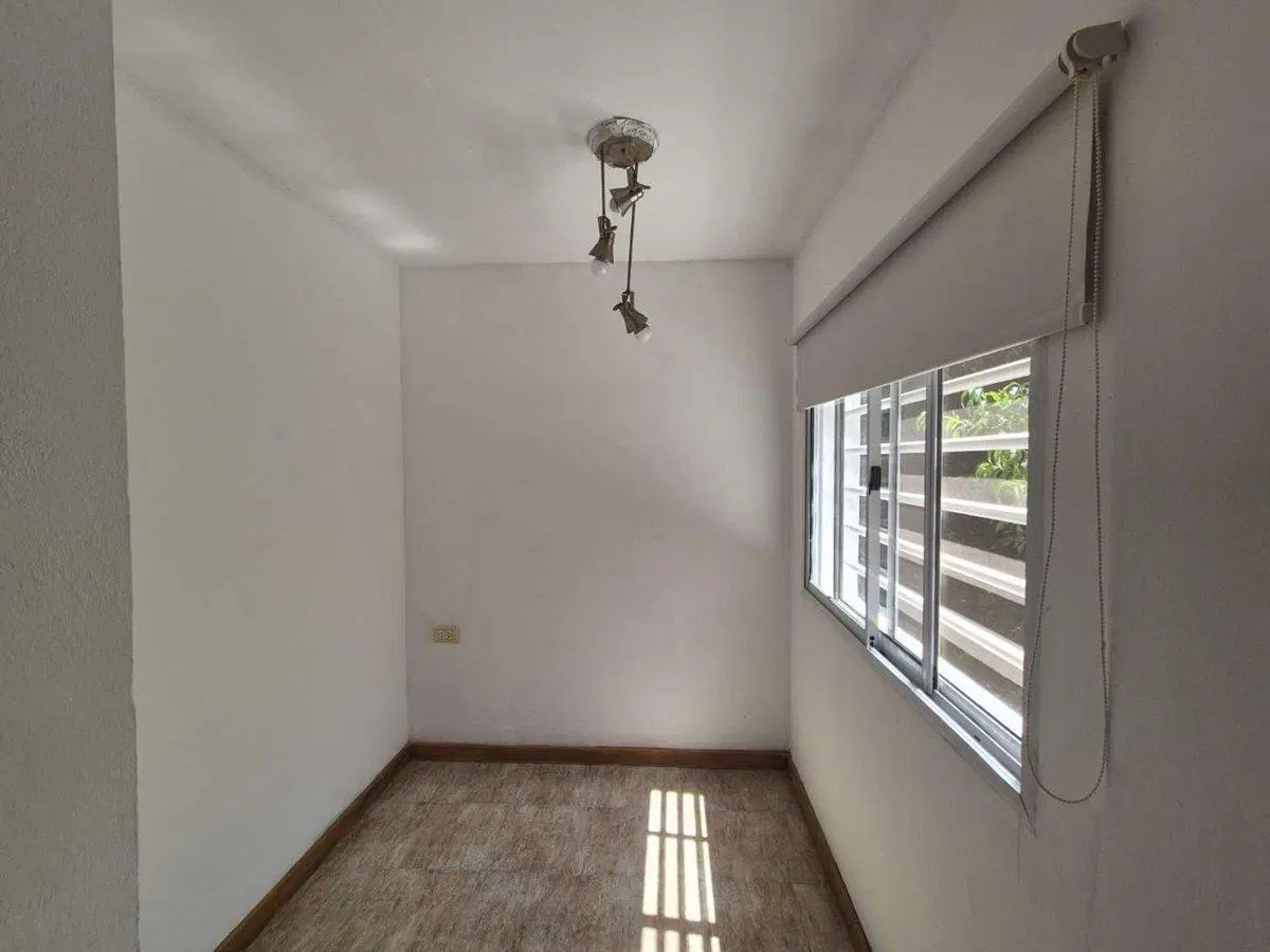 CASA EN VENTA CON PILETA CON LOTE LINDERO SICARDI 4