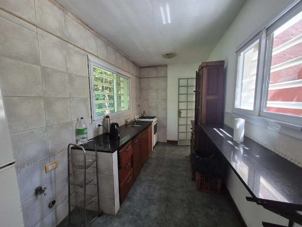 CASA EN VENTA CON PILETA CON LOTE LINDERO SICARDI 5